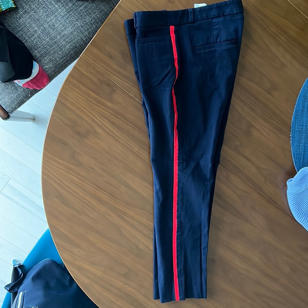 Navy cropped pants with red stripe